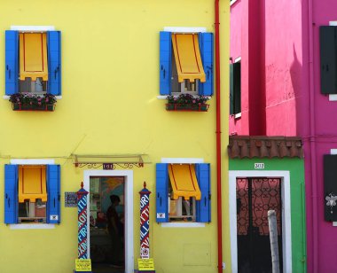 Burano, İtalya, 24 Nisan 2018: renkli evlerde Adası, Burano, 24 Nisan 2018, Burano, Venedik, İtalya