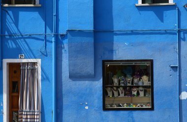 Burano, İtalya, 24 Nisan 2018: renkli evlerde Adası, Burano, 24 Nisan 2018, Burano, Venedik, İtalya