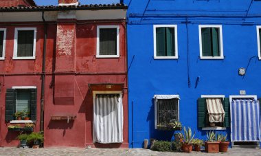 Burano, İtalya, 24 Nisan 2018: renkli evlerde Adası, Burano, 24 Nisan 2018, Burano, Venedik, İtalya