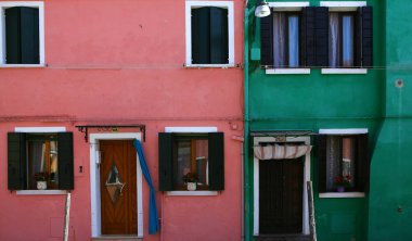 Burano, İtalya, 24 Nisan 2018: renkli evlerde Adası, Burano, 24 Nisan 2018, Burano, Venedik, İtalya