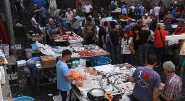 Catania, Sicilya, İtalya, 12 Haziran 2018: Catania balık pazarında sabah, 12 Haziran 2018, Catania, Sicilya, İtalya