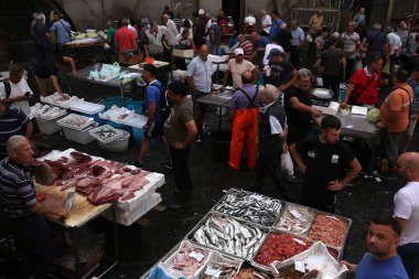 Catania, Sicilya, İtalya, 12 Haziran 2018: Catania balık pazarında sabah, 12 Haziran 2018, Catania, Sicilya, İtalya