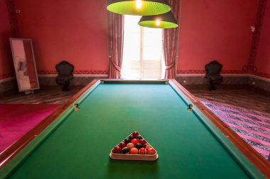 Noto, Sicilya, İtalya, 16 Haziran 2018: billard içinde iç Nicolaci Sarayı, 16 Haziran 2018, Noto, Sicilya, İtalya