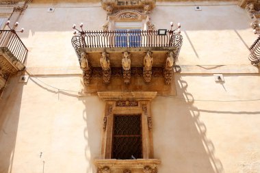 Noto, Sicilya, İtalya, 16 Haziran 2018: dış mimari detaylar op Nicolaci Sarayı, 16 Haziran 2018, Noto, Sicilya, İtalya