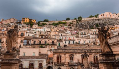 Modica, Sicilya, İtalya, 19 Haziran 2018: genelolarak barok şehrin Modica Duomo San Giorgio, 19 Haziran 2018, Modica, Sicilya, İtalya