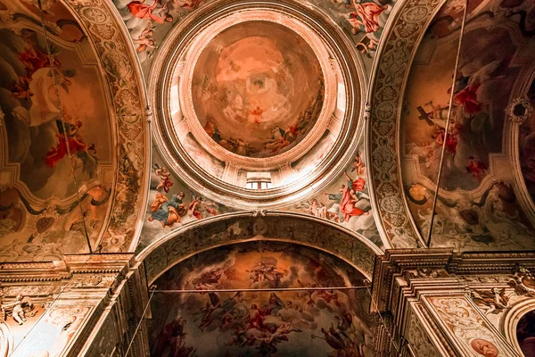 Acireale, Sicilya, İtalya, 11 Haziran 2018: San Sebastiano kilisede, freskleri ayrıntıları, 11 Haziran 2018, Acireale, Sicilya, İtalya