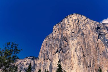 El Capitan 'ın dünyaca ünlü kaya tırmanışı duvarı, Yosemite Ulusal Parkı, Kaliforniya, ABD