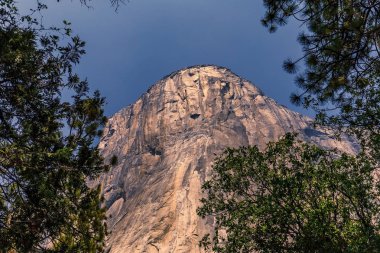 El Capitan 'ın dünyaca ünlü kaya tırmanışı duvarı, Yosemite Ulusal Parkı, Kaliforniya, ABD