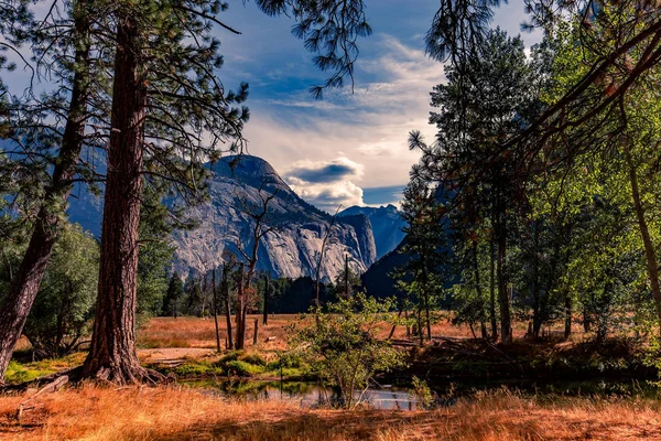 Parede Escalada Mundialmente Famosa Capitan Parque Nacional Yosemite Califórnia Eua — Fotografia de Stock