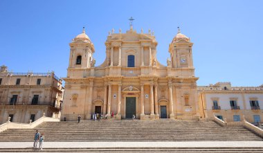 NOTO, SICILY, ITALY, 16 HAZİRAN 2018: Bazilika duomo kilisesinin dış görünüşü, 16 Haziran 2018, Noto, Sicilya, İtalya