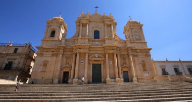 NOTO, SICILY, ITALY, 16 HAZİRAN 2018: Bazilika duomo kilisesinin dış görünüşü, 16 Haziran 2018, Noto, Sicilya, İtalya