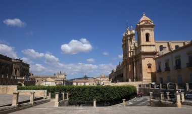 NOTO, SICILY, ITALY, 16 HAZİRAN 2018: Bazilika duomo kilisesinin dış görünüşü, 16 Haziran 2018, Noto, Sicilya, İtalya