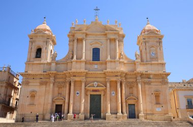 NOTO, SICILY, ITALY, 16 HAZİRAN 2018: Bazilika duomo kilisesinin dış görünüşü, 16 Haziran 2018, Noto, Sicilya, İtalya