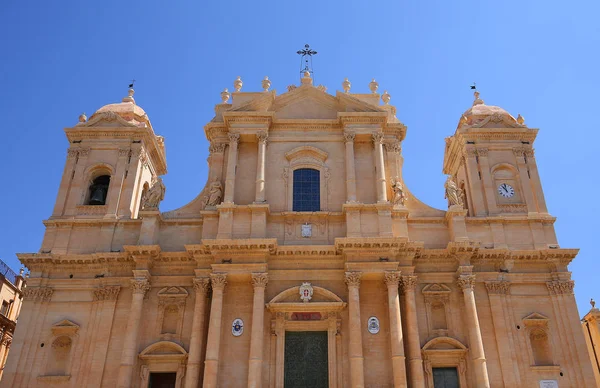 NOTO, SICILY, ITALY, 16 HAZİRAN 2018: Bazilika duomo kilisesinin dış görünüşü, 16 Haziran 2018, Noto, Sicilya, İtalya