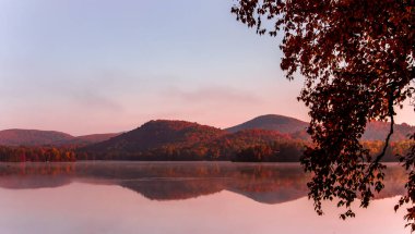 Laurentides 'teki Lac-Superieur manzarası, Mont-tremblant, Quebec, Kanada
