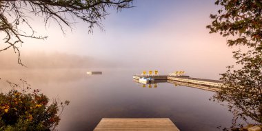 Lac-Superieur rıhtımının manzarası, sisli bir sabah, Laurentides, Mont-Titrek, Quebec, Kanada