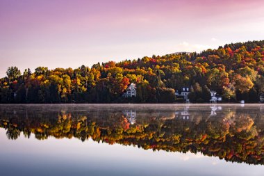 Laurentides 'teki Lac-Superieur manzarası, Mont-tremblant, Quebec, Kanada