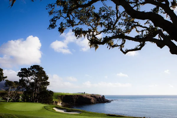 Campo de golfe litoral na Califórnia — Fotografia de Stock