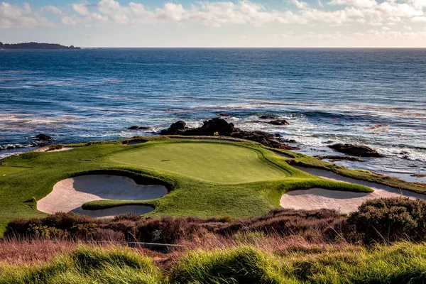 Campo de golfe litoral na Califórnia — Fotografia de Stock