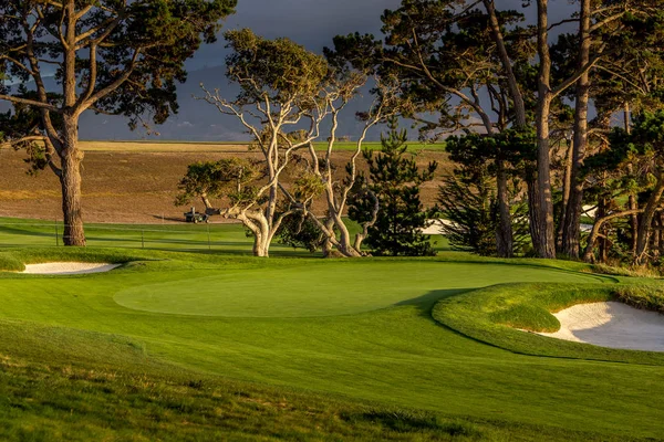 Golfplatz an der Küste in Kalifornien lizenzfreie Stockbilder
