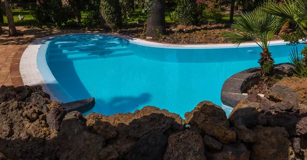 Simming medence a kertemben, Nápolyban, Olaszország — Stock Fotó