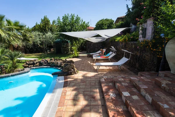 Piscine calme dans mon jardin, à Naples, en Italie — Photo