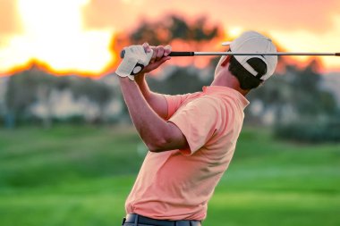 bir golf sahası üzerinde adam golfçü