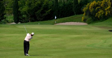 bir golf sahası üzerinde adam golfçü