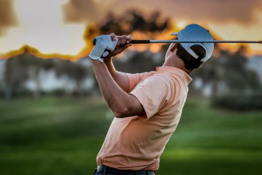 bir golf sahası üzerinde adam golfçü