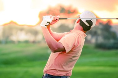 bir golf sahası üzerinde adam golfçü