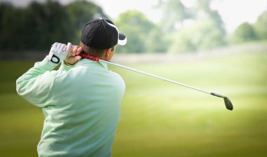 bir golf sahası üzerinde adam golfçü