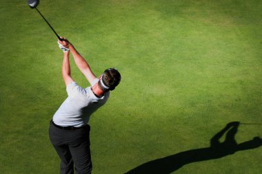 bir golf sahası üzerinde adam golfçü