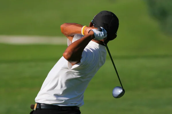 Man golfer op een golfbaan — Stockfoto