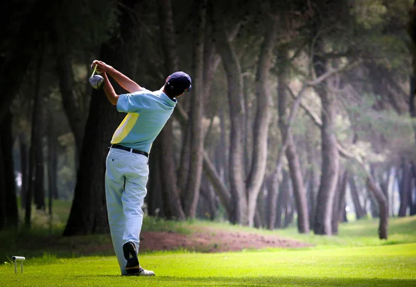 Homem golfista em um campo de golfe — Fotografia de Stock