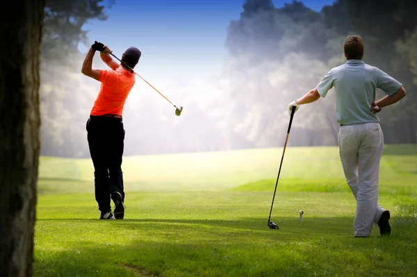 Man golfer op een golfbaan — Stockfoto