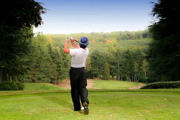 ゴルフコースの男ゴルファー — ストック写真