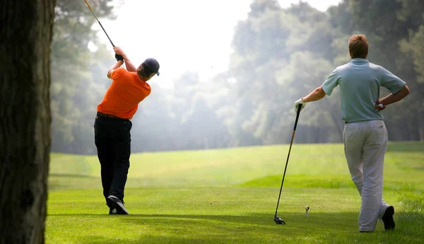 Homem golfista em um campo de golfe — Fotografia de Stock