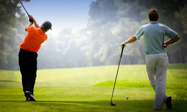 Golfista na golfovém hřišti — Stock fotografie