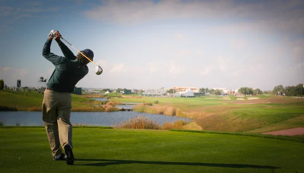 Homem golfista em um campo de golfe — Fotografia de Stock