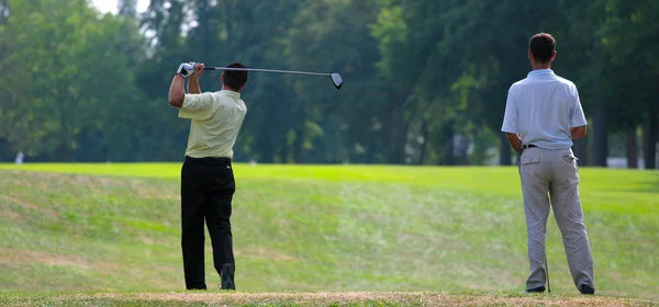 Człowiek golfista na polu golfowym — Zdjęcie stockowe