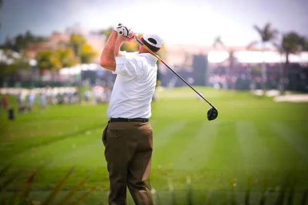 Człowiek golfista na polu golfowym — Zdjęcie stockowe