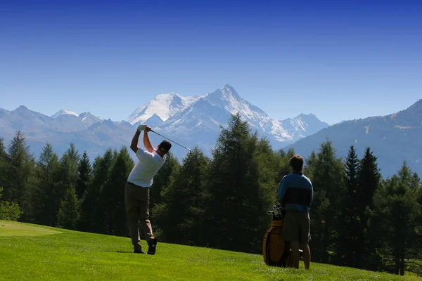 Man golfer op een golfbaan — Stockfoto