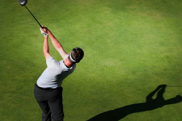 Man golfer on a golf course — Stock Photo, Image