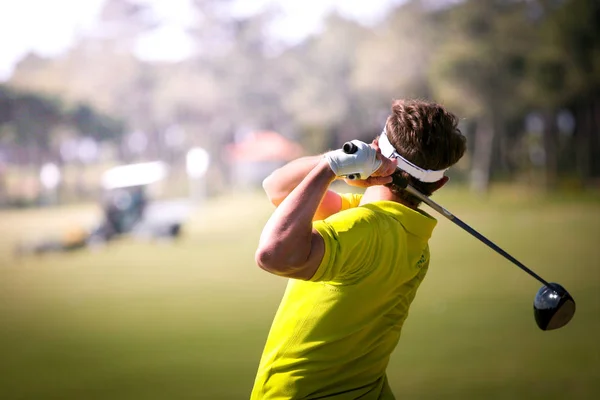 Homem golfista em um campo de golfe — Fotografia de Stock