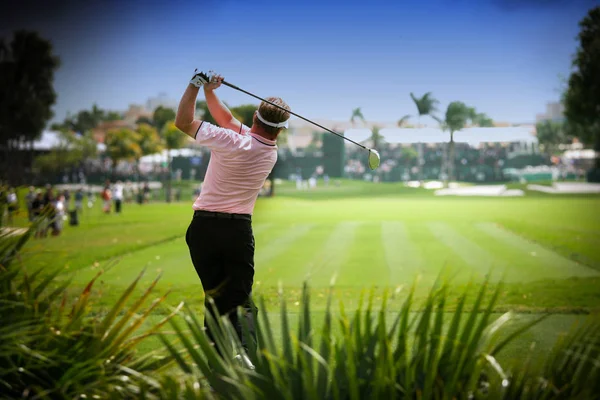 Uomo golfista su un campo da golf — Foto Stock