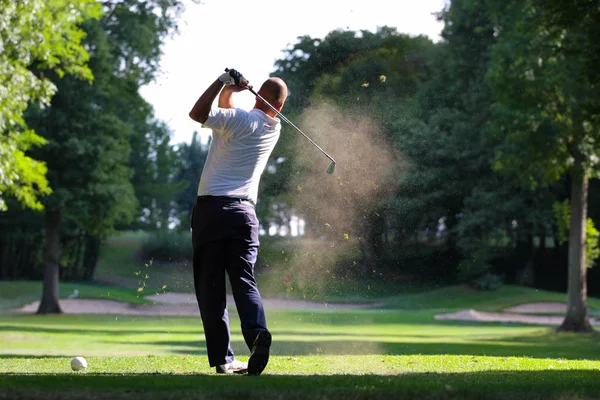 Bir golf sahası üzerinde adam golfçü — Stok fotoğraf