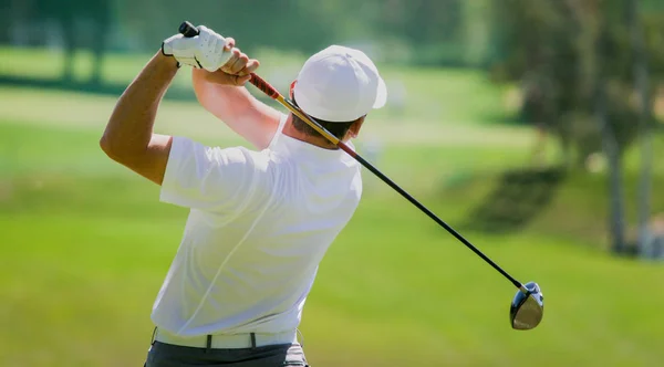 Homem golfista em um campo de golfe — Fotografia de Stock