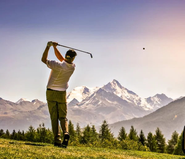 Man golfare på en golfbana — Stockfoto