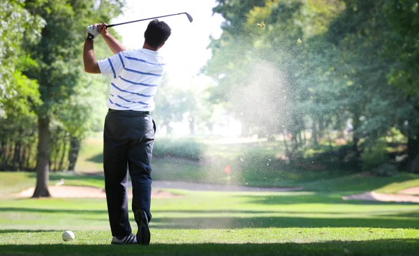 Homem golfista em um campo de golfe — Fotografia de Stock