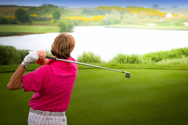 Man golfare på en golfbana — Stockfoto